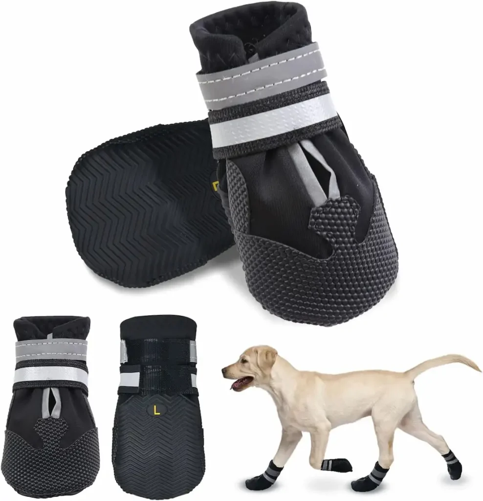 Bottines de protection pour coussinets de chien portées en extérieur, avec semelle antidérapante et bande réfléchissante.