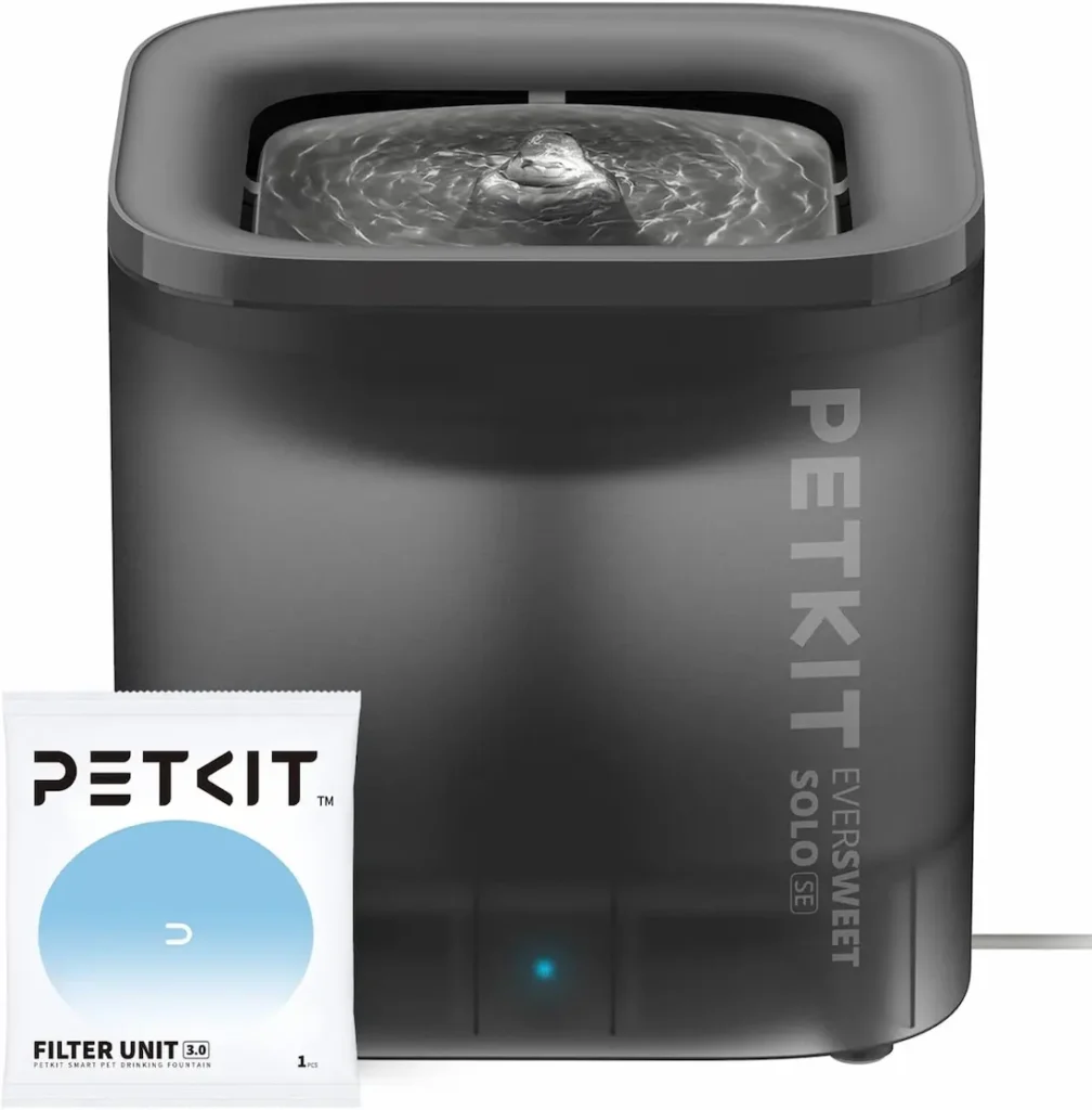 Fontaine à eau PETKIT Solo SE noire pour animaux, avec surface d’eau en mouvement et voyant lumineux en façade. 1,8L