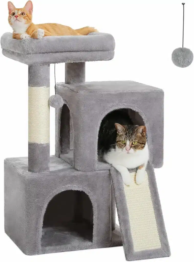 Arbre à chat PETEPELA gris avec plateformes rembourrées, niche fermée, poteaux griffoirs en sisal et deux chats installés.